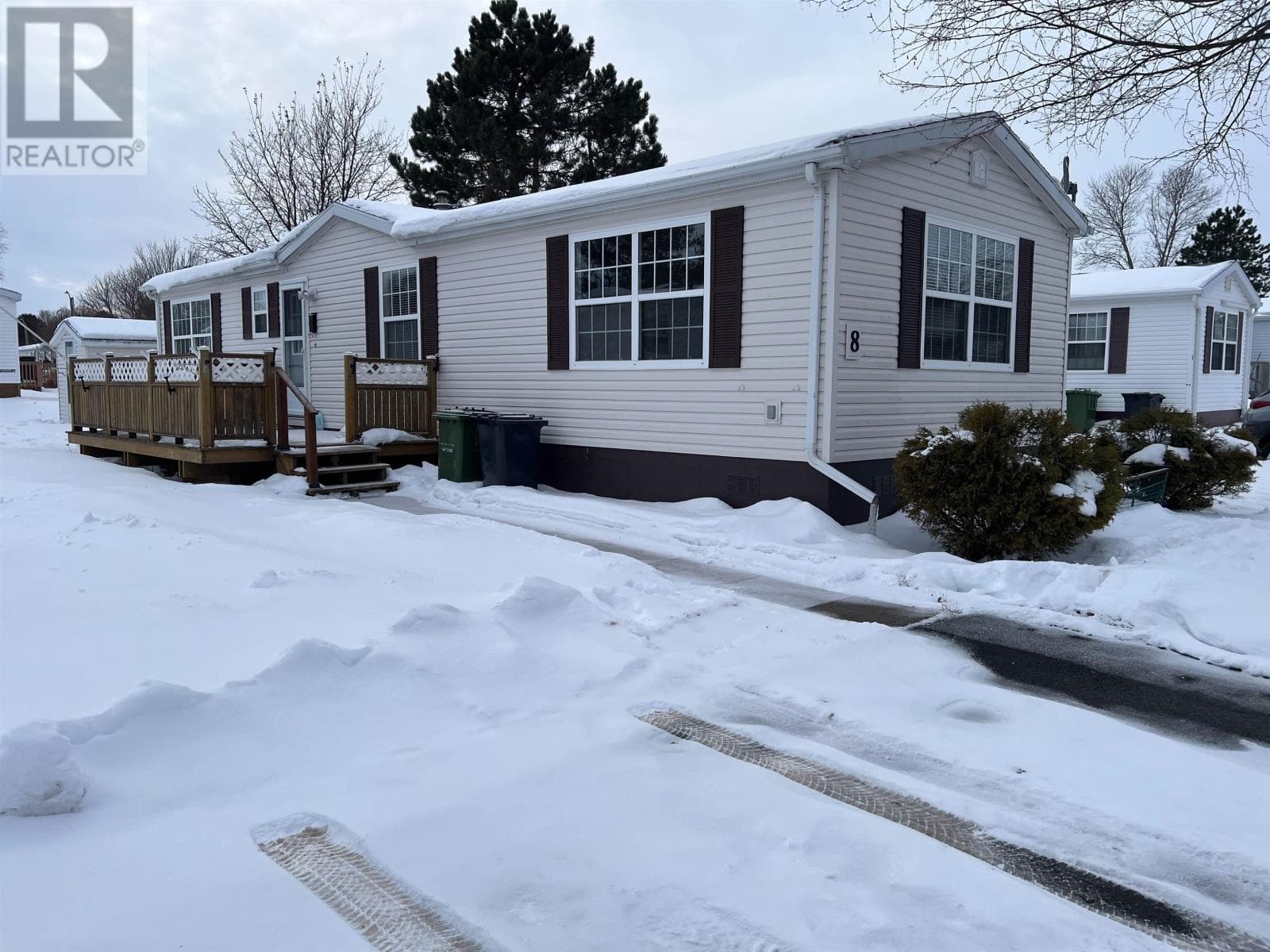 8 Leeward Crescent