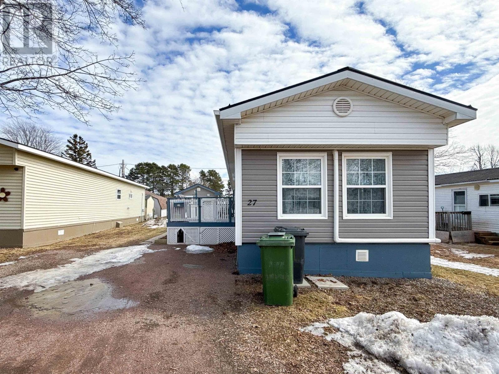 27 Linkletter Estates