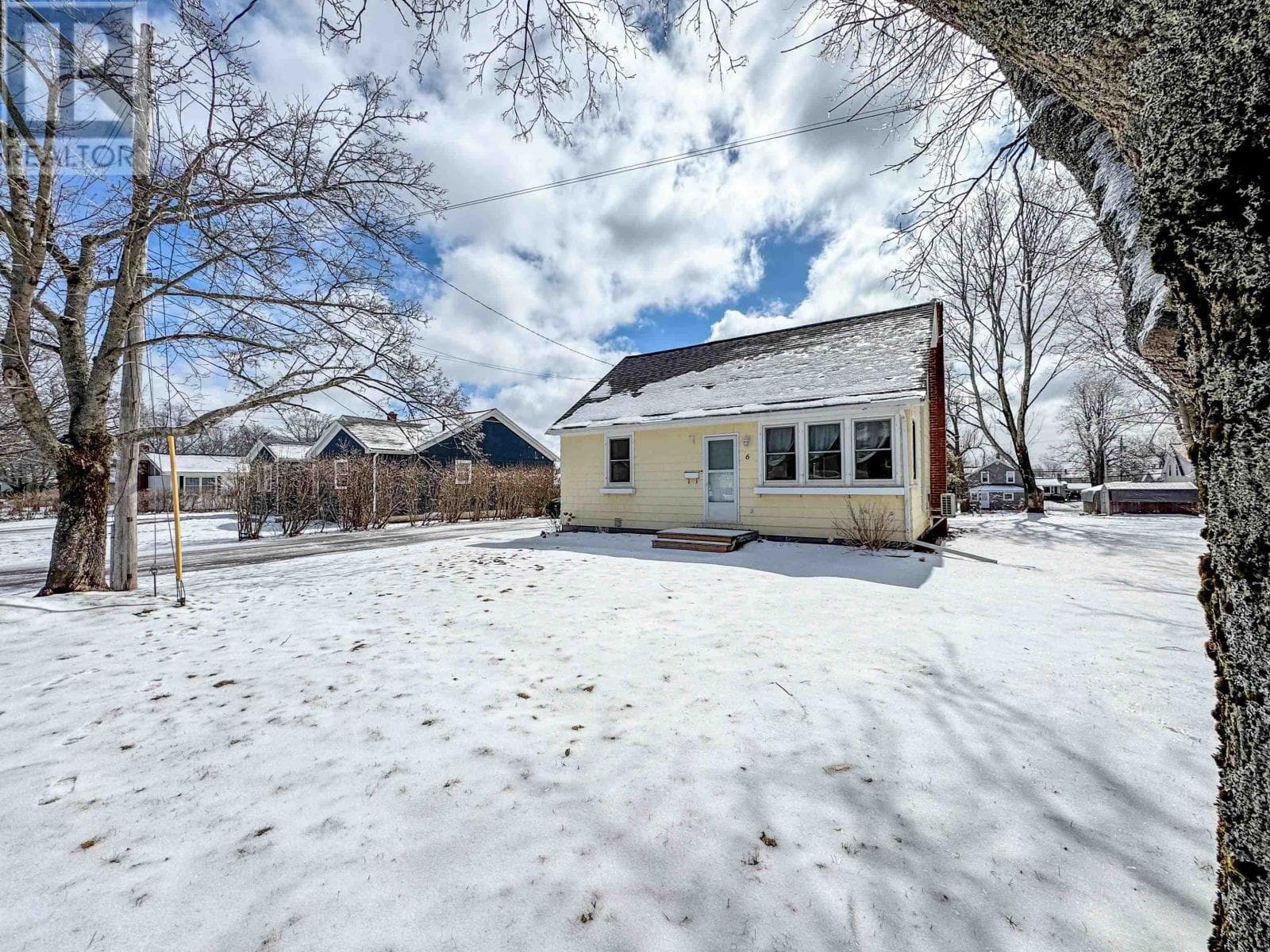 6 NEWLAND Crescent